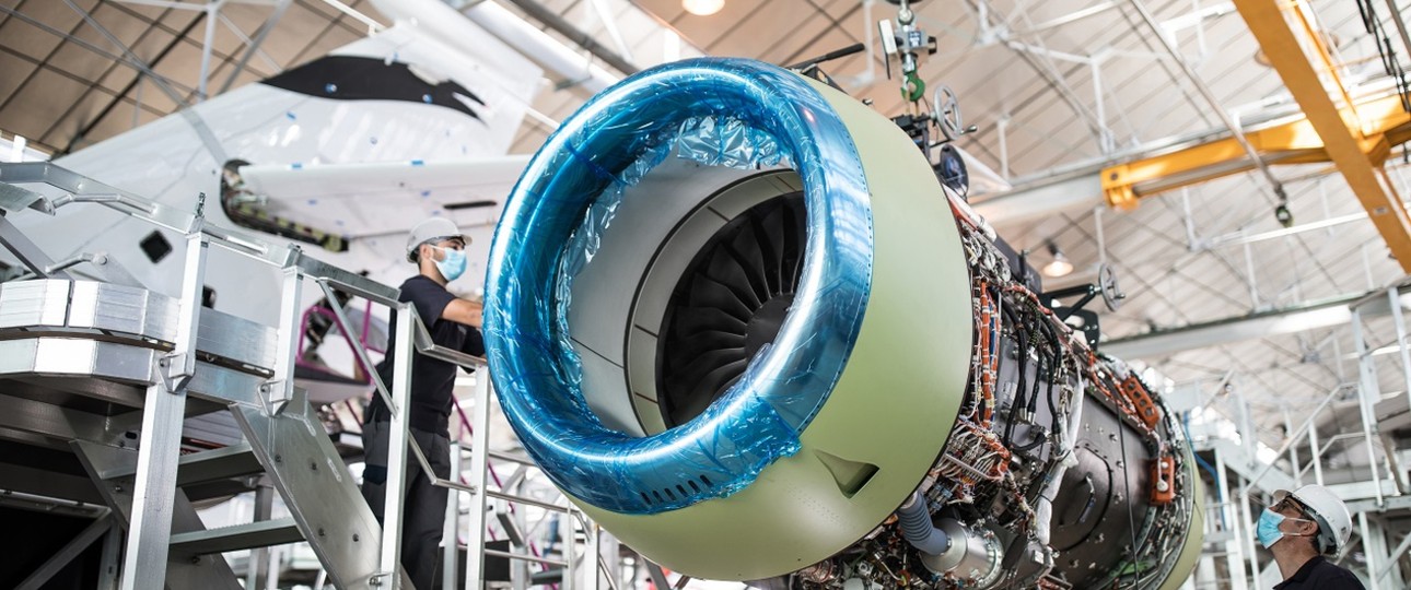 Das erste Vorserienflugzeuge der Falcon 6X erhält seine Pratt &amp; Whitney -Triebwerke: Der Businessjet von Dassault Aviation ...