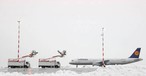Enteisung am Flughafen Frankfurt: Vor dem Start müssen Tragflächen, Ruder und Klappen der startenden Flugzeuge von Schnee und Eis befreit werden.