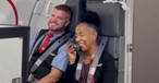Flugbegleiterin singt: Eine Passagierin nahm es auf.