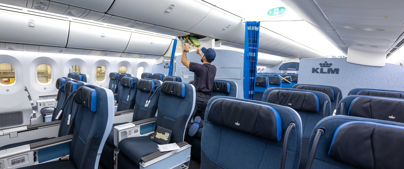 Ein Techniker installiert die Premium-Economy-Kabine bei KLM: Bald wird die Reiseklasse in der Boeing-Langstreckenflotte der Airline vergrößert.