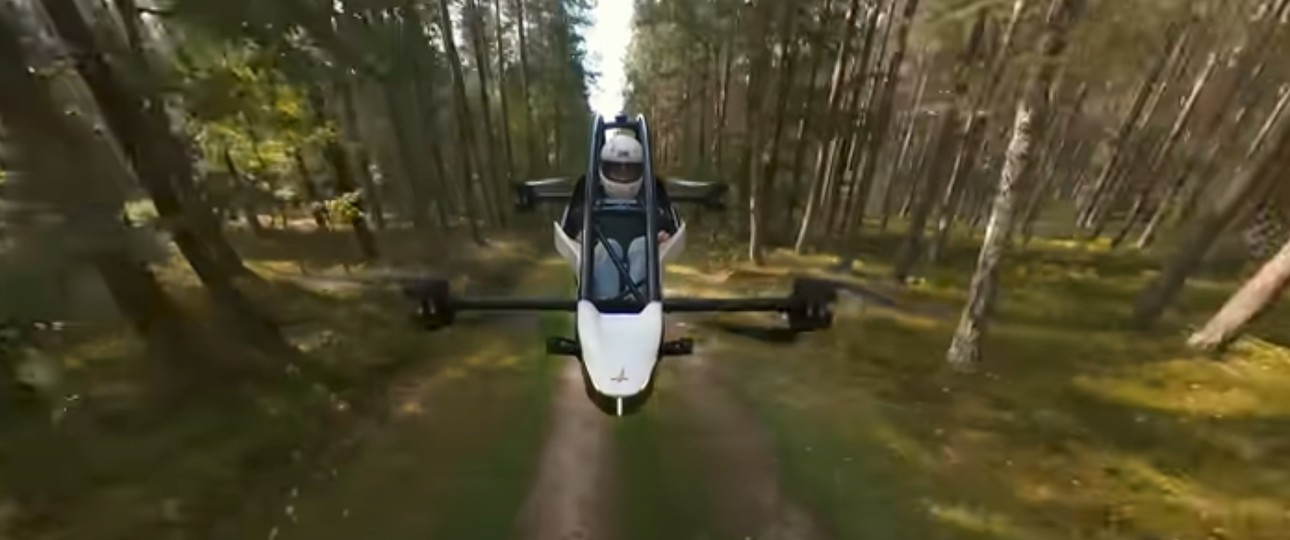 Jetson One im Flug: Inspiriert von Star Wars schwebt das elektrische Flugmotorrad über der Erde.