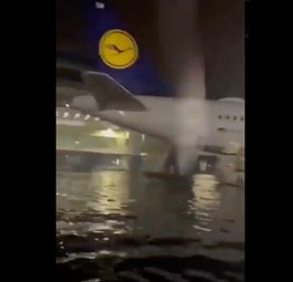 Flughafen Frankfurt am Mittwochabend: Flugzeuge standen tweilweise einen halben Meter tief im Wasser.