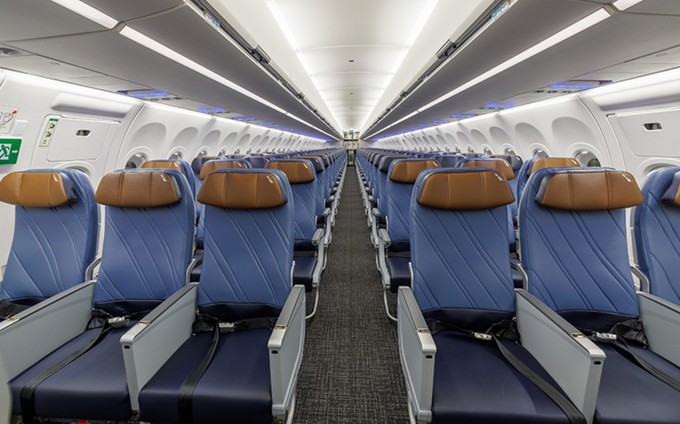 Die Economy Class im Airbus A321 XLR von American Airlines. Der Sitzabstand beträgt 79 Zentimeter (31 Zoll), die Sitzbreite 46 Zentimeter (18 Zoll). 