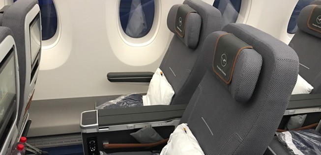 Viel Platz und Komfort bietet die Premium Economy. Sie ist indes nur durch einen kleinen optischen Trenner von der Economy abgetrennt.