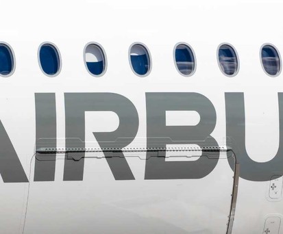 Airbus-Schriftzug auf einem Flugzeug: In den USA überraschte Airbus US mit einem ungewöhnlichen Tweet.