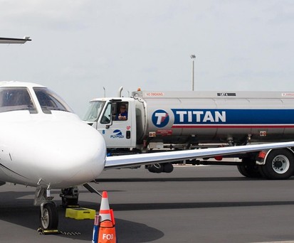Tankfahrzeug von Titan Aviation Fuel: Das Unternehmen bietet Tankdienstleistungen weltweit.