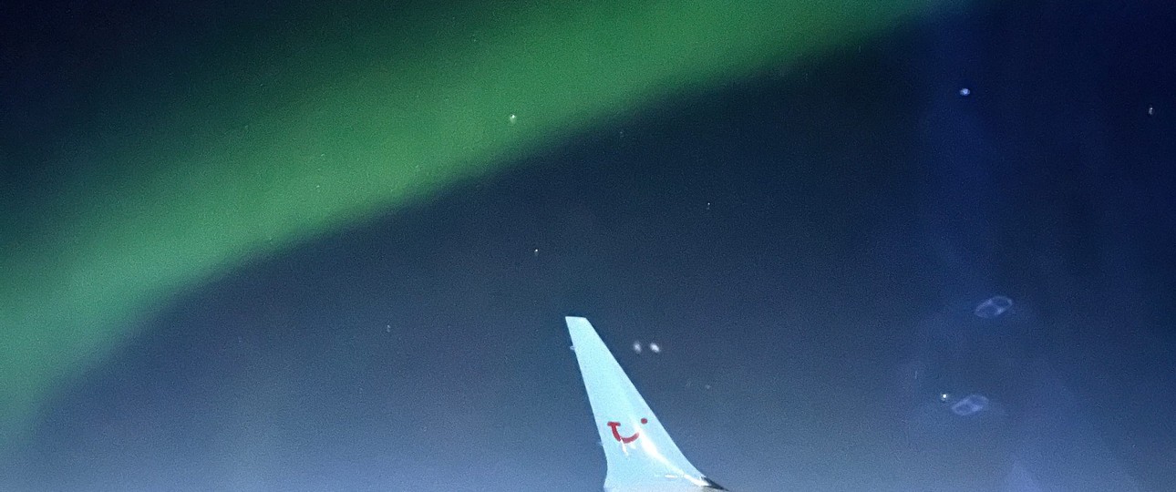 Nordlichter begleiteten Flug TOM950P. 