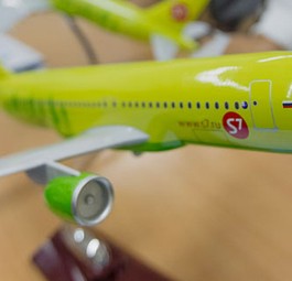 Flugzeugmodell von S7 Airlines: Neu gehören auch Raketen-Plattformen zum Konzern.