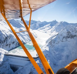 Der Blick vom Flugzeug auf die Grande Dixence-Staumauer.