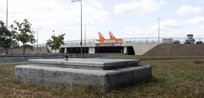 … ist von ihr nur noch der Betonsockel verblieben. Im Hintergrund machen zwei Easyjet-Leitwerke auf den neuen Platzhirsch am Berliner Flughafen aufmerksam. Sie leuchten noch nicht lange in dem auffälligen Orange.