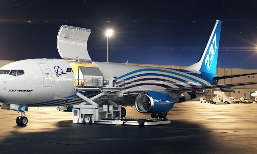 Boeing 737 BCF: 141,5 Kubikmeter Fracht auf Paletten im Ober-, 43,7 Kubikmeter Massengüter im Unterdeck.