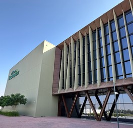 Die Fabrik von Emirates Bustanica liegt gleich beim Al Maktoum International Airport.