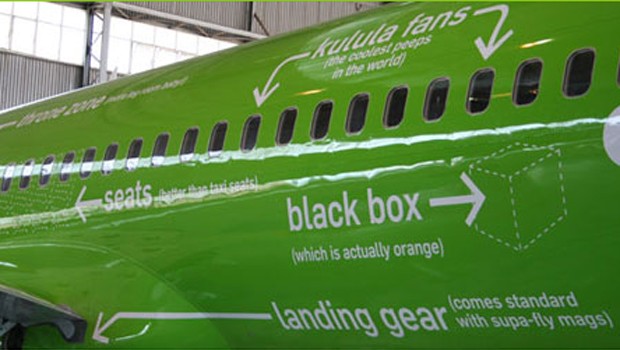 Die «Kulula Fans» hinter diesen Fenstern seien die coolsten Menschen die es gibt. Auch auf die Blackbox, «die eigentlich orange ist», wird hingewiesen.