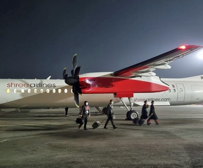 Die De Havilland Canada Dash 8-400 mit dem Kennzeichen 9N-ANR von Shree Airlines: Flog früher als OE-LGK.