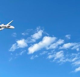 Cessna Citation II am Himmel (Montage): Der Pilot meldete bald Druckprobleme.
