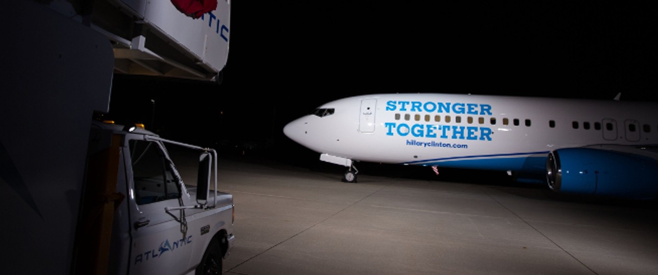 Hillary Clintons geleaste Boeing 737: Flirt mit der Presse.