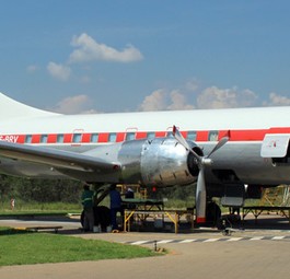 Die Convair CV-340 ZS-BRV im neuen Kleid.