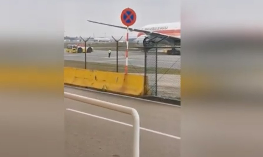 Boeing 777 macht sich in Porto selbstständig