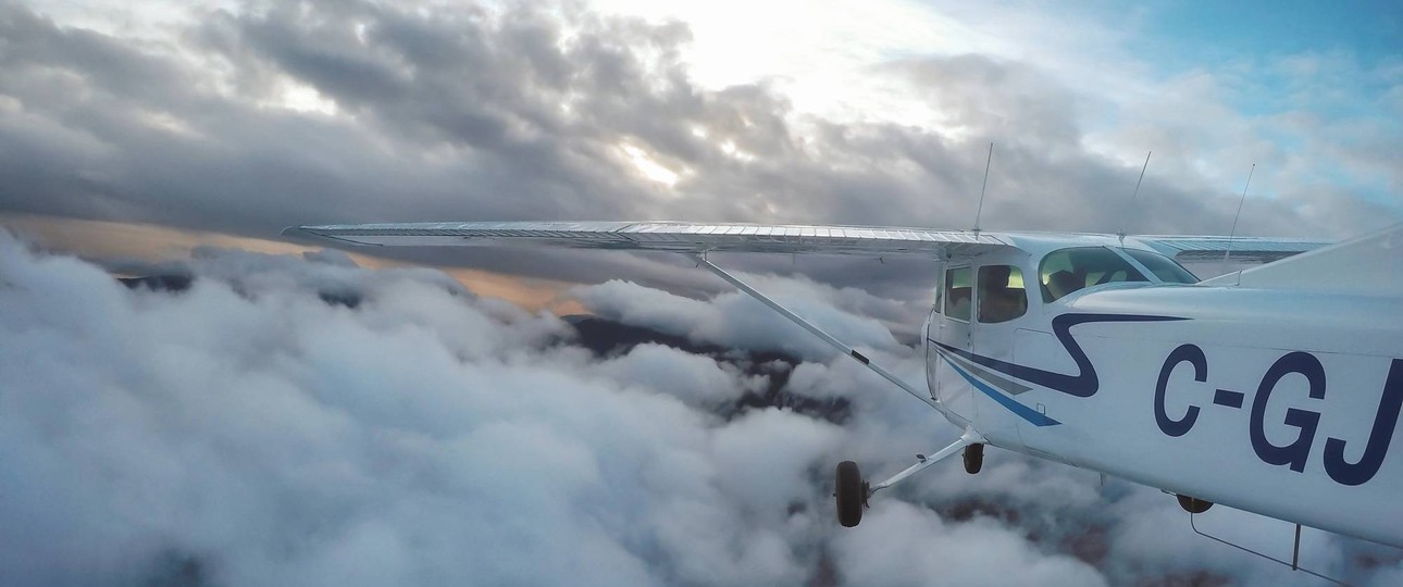 Cessna 172 im Flug: Vor Abflug muss man sich über das Wetter informieren.