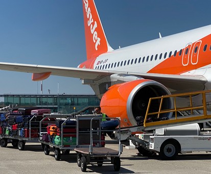 Beladung eines Easyjet-Fliegers:  Wer ein großes Handgepäck hat, muss entweder einen teureren Sitz oder Tarif buchen oder es kostenpflichtig aufgeben.