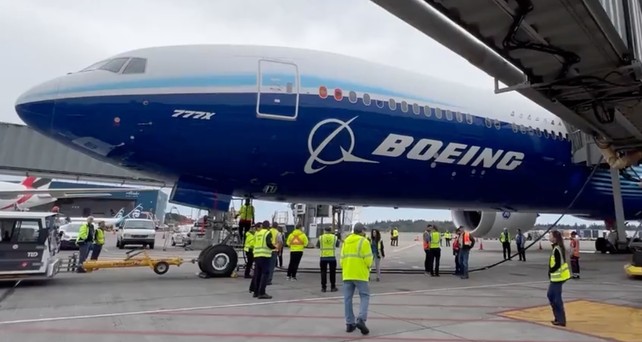 Die Boeing 777-9, die größere Variante der 777X am am Gate in Seattle/Tacoma: Passt.