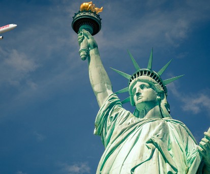 Airbus A330 von Swiss über der Freiheitsstatue im New Yorker Hafen: Die Verbindung ab Genf kehrt zurück.