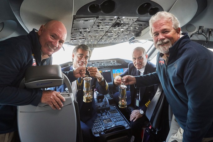 Der Dreamliner flog auch die Flamme für die Spiele von Athen nach Abu Dhabi.