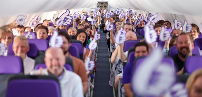 Blick in die Kabine beim ersten Flug - der war eher symbolisch, besetzt mit geladenen Gästen.