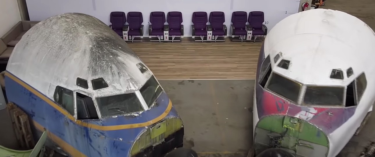 Hier ist das Cockpit der Hamburger Boeing 707 (rechts) zusammen mit dem Cockpit der Berliner Boeing 707 zu sehen, bevor sie im Herbst 2020 vom Auktionshaus Dechow zu Versteigerung angeboten wurden.