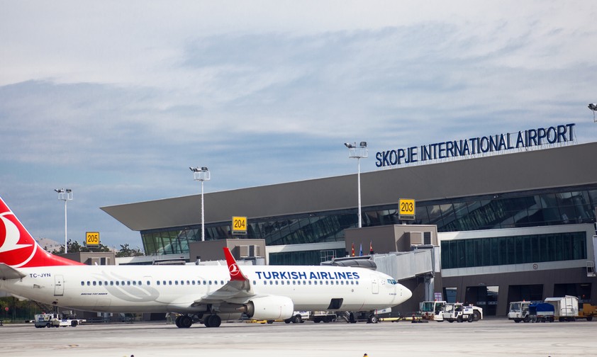Eine Boeing 737-800 am Flughafen Skopje: Am 4. Januar stürmte ein Mob die lokale Flugsicherung.