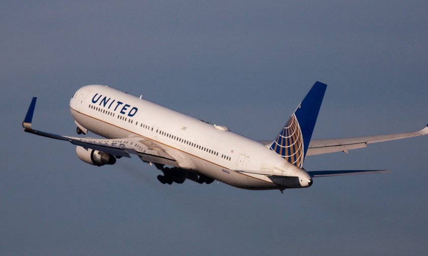 Die N641UA kurz nach dem Start: Dem Zweistrahler droht nach einer harten Landung die Verschrottung.