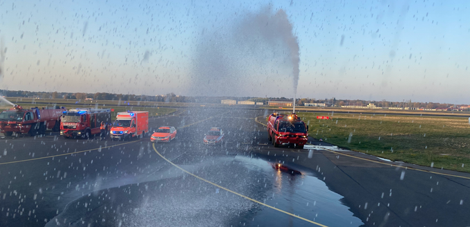 Von der Flughafenfeuerwehr gibt es ein letztes Mal eine Wasserfontäne.