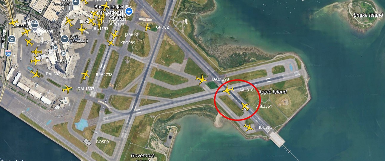 Im roten Kreis: Oben der startende American-Jet, unten das durchstartende Delta-Flugzeug.