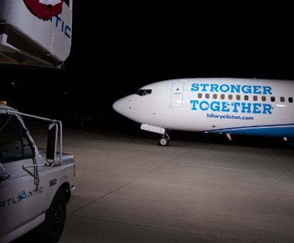 Hillary Clintons geleaste Boeing 737: Flirt mit der Presse.
