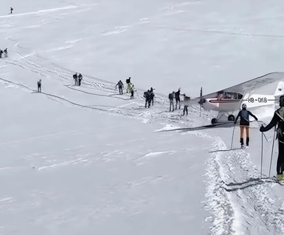 Der heikle Moment: Die Piper Supercub fährt durch die Teilnehmerinnen und Teilnehmer.