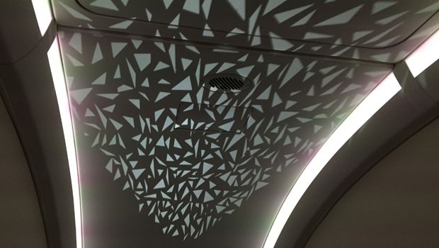 Die Economy-Sitze befinden sich im Unterdeck. Über die mit arabischem Lichtfall beschienene Treppe geht es hinauf zur First und Business.