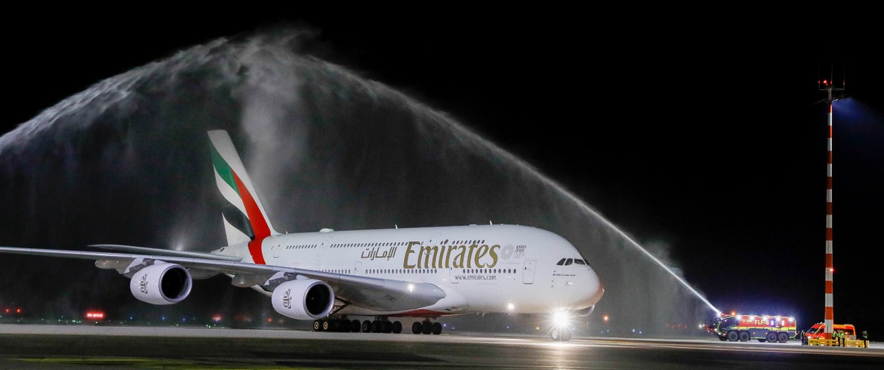 Airbus A380 von Emirates am Flughafen Düsseldorf: Nasser Gruß zur Rückkehr.