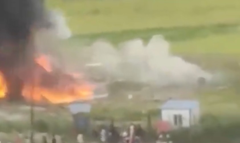 Feuer an der Piste: Das Flugzeug stürzte beim Start ab.