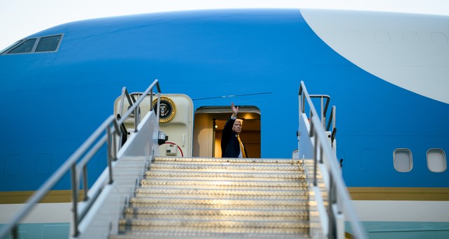 Trump beim Einsteigen in die alte Air Force One: Die beiden Flieger bleiben erstmal unverzichtbar. 