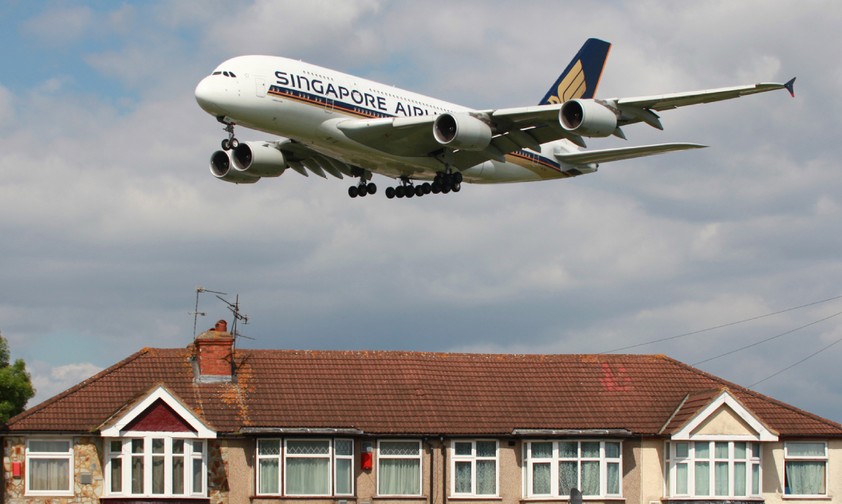 Ein Airbus A380 von Singapore Airlines bei der Landung in London: Sechs verschiedene Airlines schicken den Superjumbo im Winter in die britische Hauptstadt.