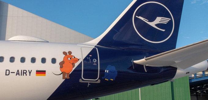 Airbus A321 D-AIRY von Lufthansa: Ist mit Maus und Elefant geschmückt.