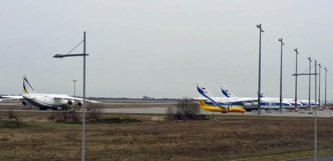 Antonow An-124 am Flughafen Leipzig.