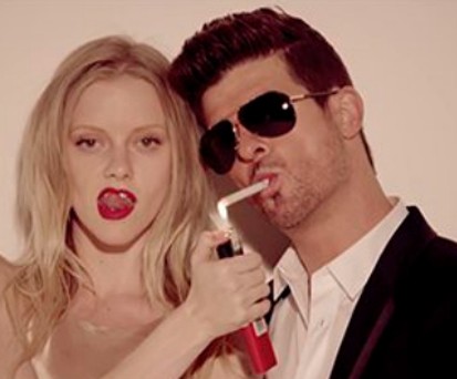 Wer bei American Airlines beim Boarding oder nach der Landung im Flugzeug wartete, musste sich mit Piano-Pop zufrieden geben. Zum Beispiel der Klavierversion von Robin Thickes «Blurred Lines».