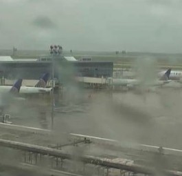Flughafen Houston während des Hurrikans: Nur Hilfsflüge von United heben ab.