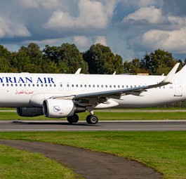 Der Airbus A320 mit der Kennung LY-MAU in Hamburg: Sprang kurzfristig bei Condor ein. 