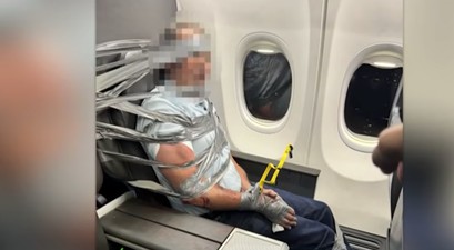 Unruly Passenger auf American Airlines Flug: Der Mann wurde fixiert und bei einer Zwischenlandung in Baltimore der Polizei übergeben.