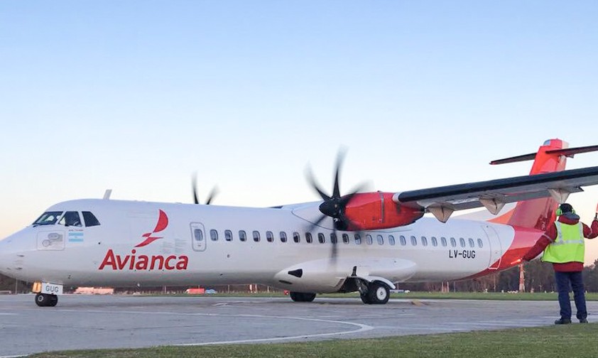 Bodenmitarbeiter weist ATR 72-600 von Avianca Argentina ein: In der Luft kam es zu einem Wortgefecht zwischen Piloten und Lotsin.