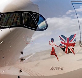 Der Airbus A350 mit der Registrierung G-VLUX und dem Taufen Red Velvet von Virgin Atlantic: LUX steht für Luxury, also Luxus, und Red Velvet bedeutet Roter Samt - das passt gut zusammen.
