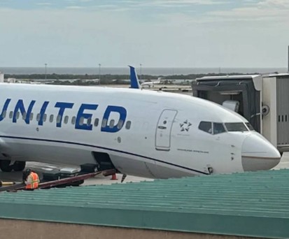 Eine United-Boeing 737 mit einer Nase in der alten Lackierung.