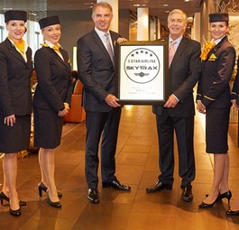 Lufthansa-Chef Carsten Spohr (l.) und Edward Plaisted von Skytrax (r.) halten die Fünf-Sterne-Urkunde: Auf diesen Moment hat Lufthansa lange gewartet.